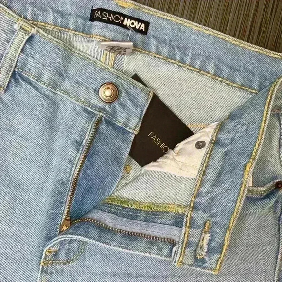 Fashion Nova Light Blue Wash Can’t You Relax Straight Leg Denim Jeans Size 3 - Picture 7 of 17